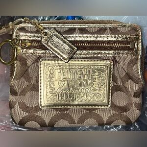 COACH🍍Poppy Wristlet with Metallic Gold Trim